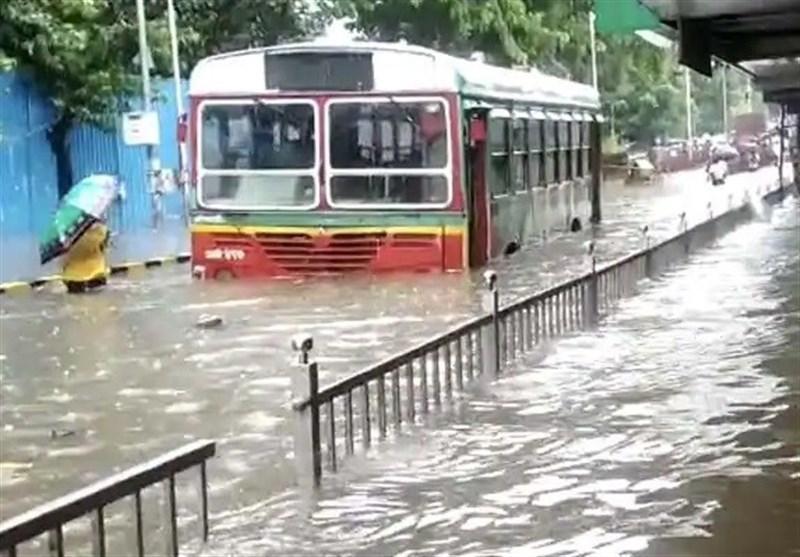 بارش باران های شدید موسمی در هند و وقوع سیل هزاران نفر را بی خانمان کرد