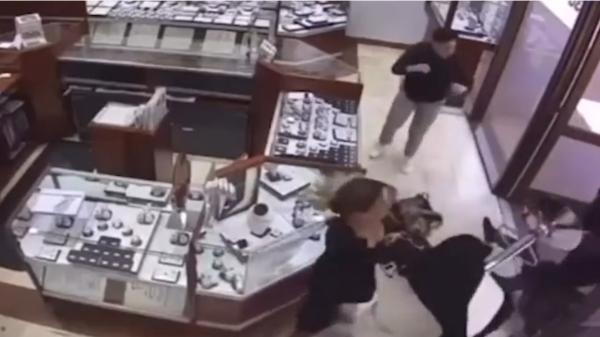 دزدان جواهرات از طریق فروشندگان کتک خوردند!