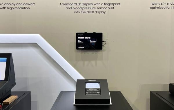سامسونگ از اولین نمایشگر OLED با قابلیت سنجش ضربان قلب رونمایی کرد